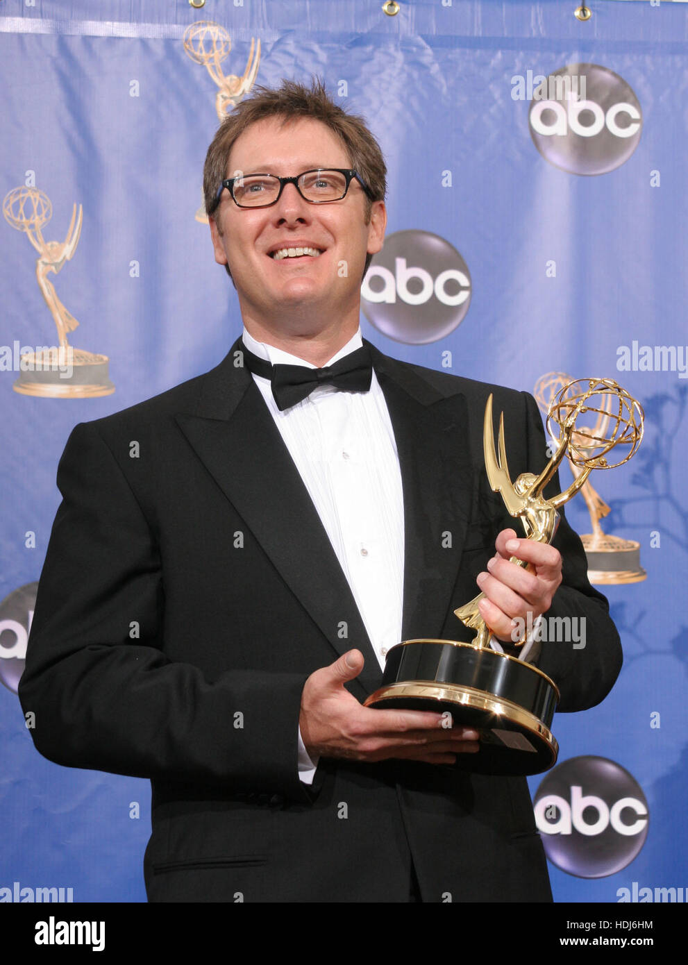 L'acteur James Spader détient l'Emmy Award, il a remporté en tant que meilleur acteur dans une série dramatique pour son rôle dans "la pratique" à la 56e Emmy Awards annuel à Los Angeles, Californie le dimanche 19 septembre, 2004. Crédit photo : Francis Specker Banque D'Images