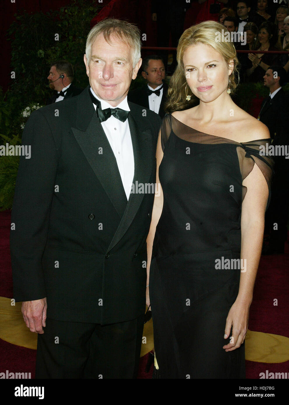 Peter Weir et sa fille, Ingrid, arriver à la soirée des Oscars à Hollywood, Californie le 29 février 2004. Crédit photo : Francis Specker Banque D'Images