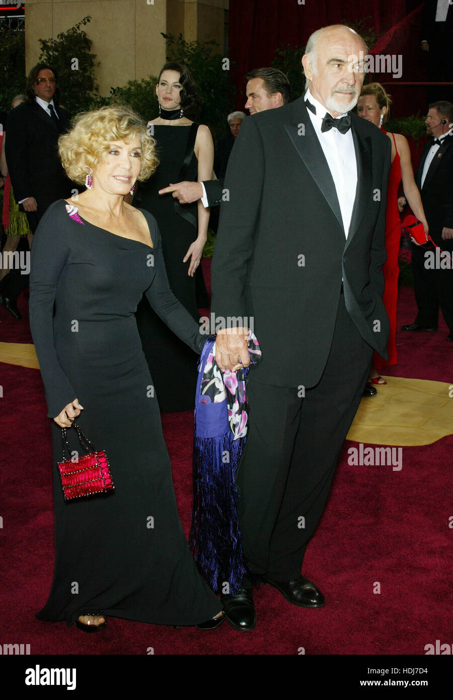 L'acteur Sean Connery et son épouse Micheline Connery arrivent à l'Academy Awards à Hollywood, Californie le 29 février 2004. Crédit photo : Francis Specker Banque D'Images