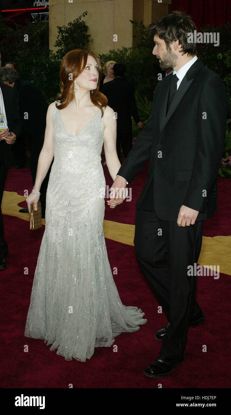 Julianne Moore et mari, directeur Bart Freundlich, à l'Academy Awards à Hollywood, Californie le 29 février 2004. Crédit photo : Francis Specker Banque D'Images