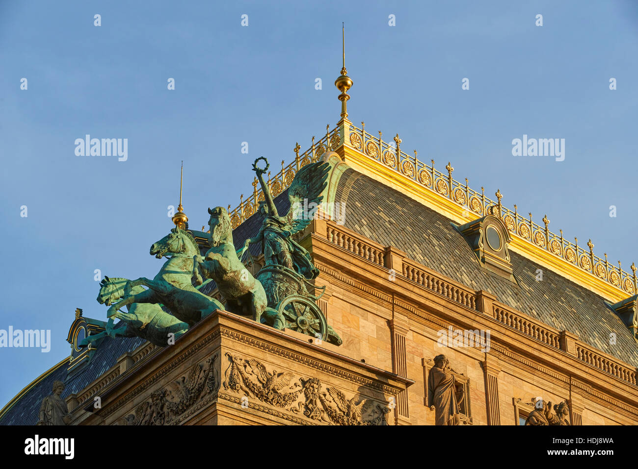 Trois de bronze horse char sur le dessus du Théâtre National de Prague pendant le coucher du soleil Banque D'Images