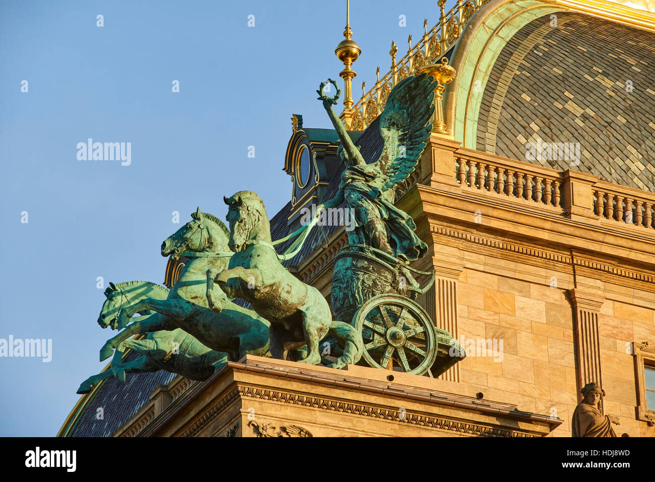 Trois de bronze horse char sur le dessus du Théâtre National de Prague pendant le coucher du soleil Banque D'Images