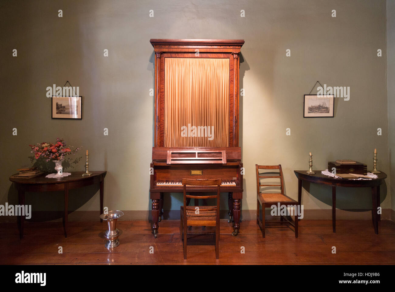 Un rare piano debout, le Musée du Village, Stellenbosch, Afrique du Sud Banque D'Images