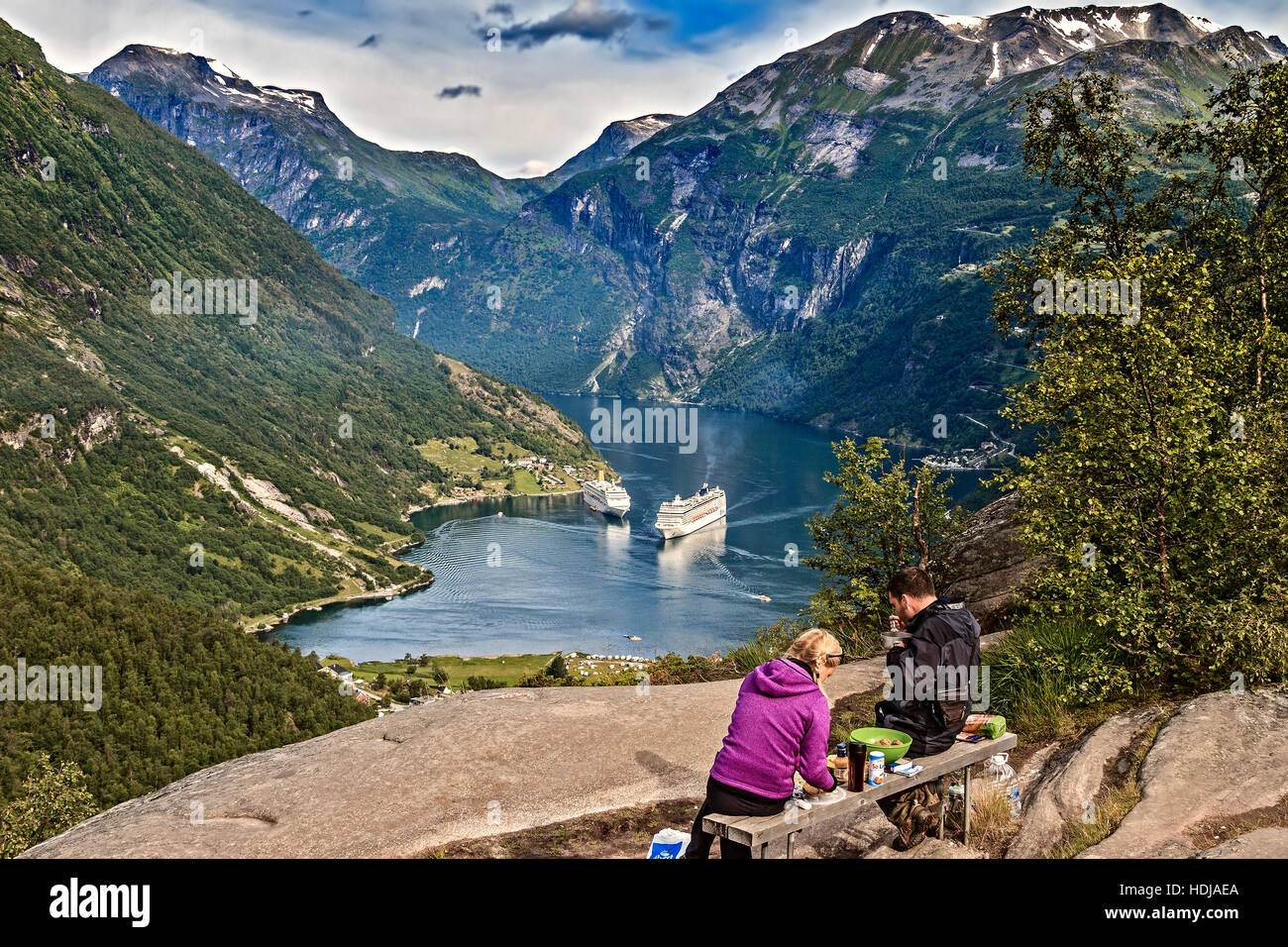 Manger le petit déjeuner avec vue sur le fjord de Geiranger en Norvège Banque D'Images