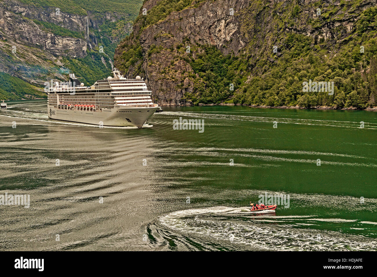 Petit bateau navire évitant Geirangerfjord Norvège Banque D'Images