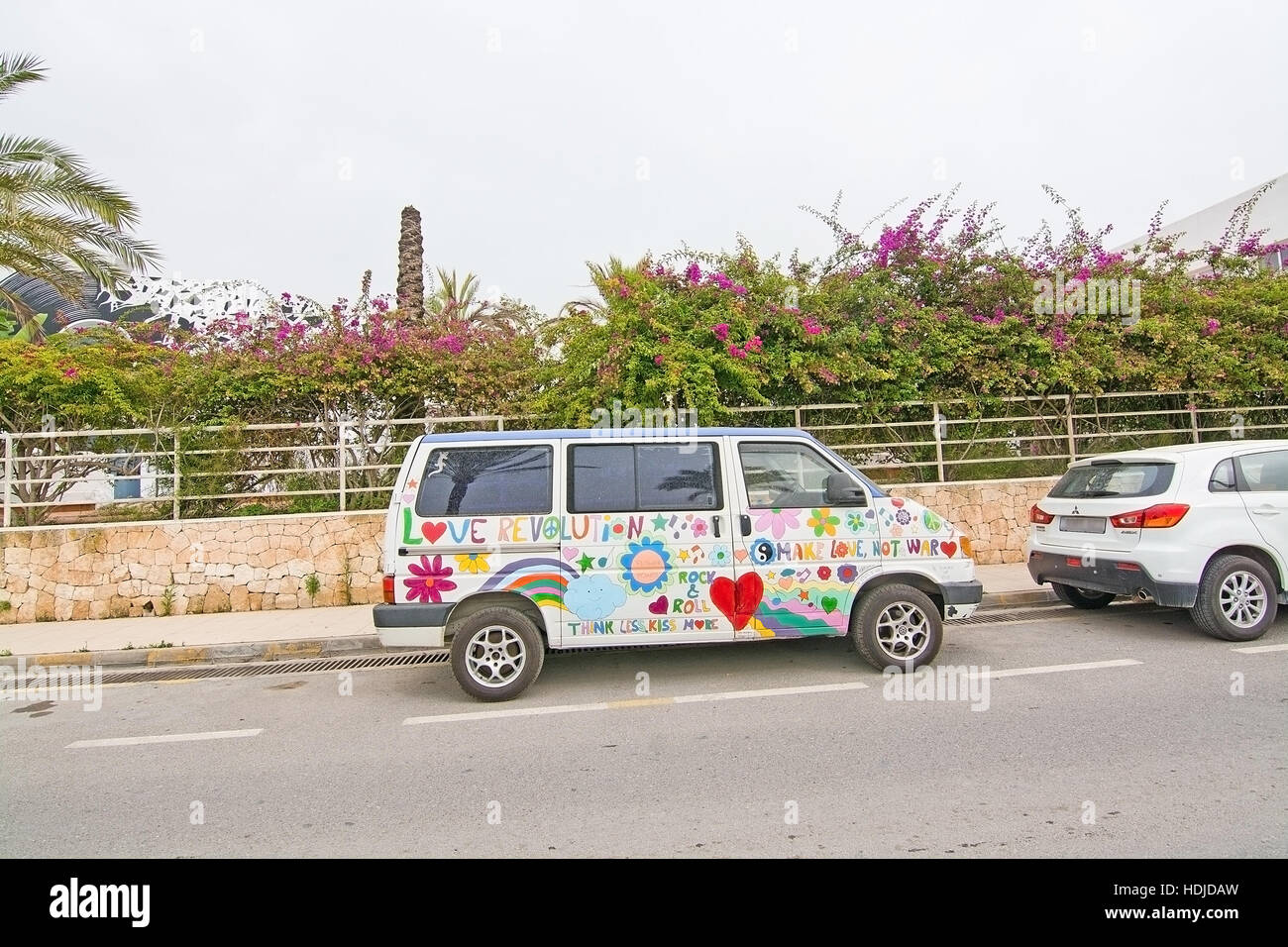 Message de paix hippie voiture avec faire l'amour pas la guerre stationné dans la rue le 25 octobre 2016 à Ibiza, Iles Baléares, Espagne. Banque D'Images