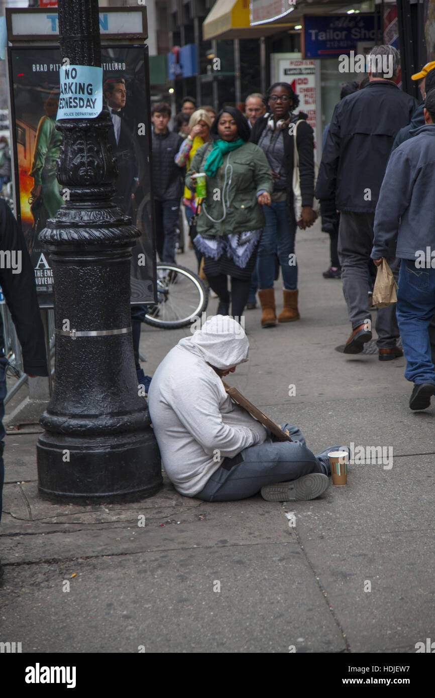 Les sans-abri mendier de l'aide avec des signes sont une chose commune ces jours dans le centre de Manhattan, New York City. Banque D'Images