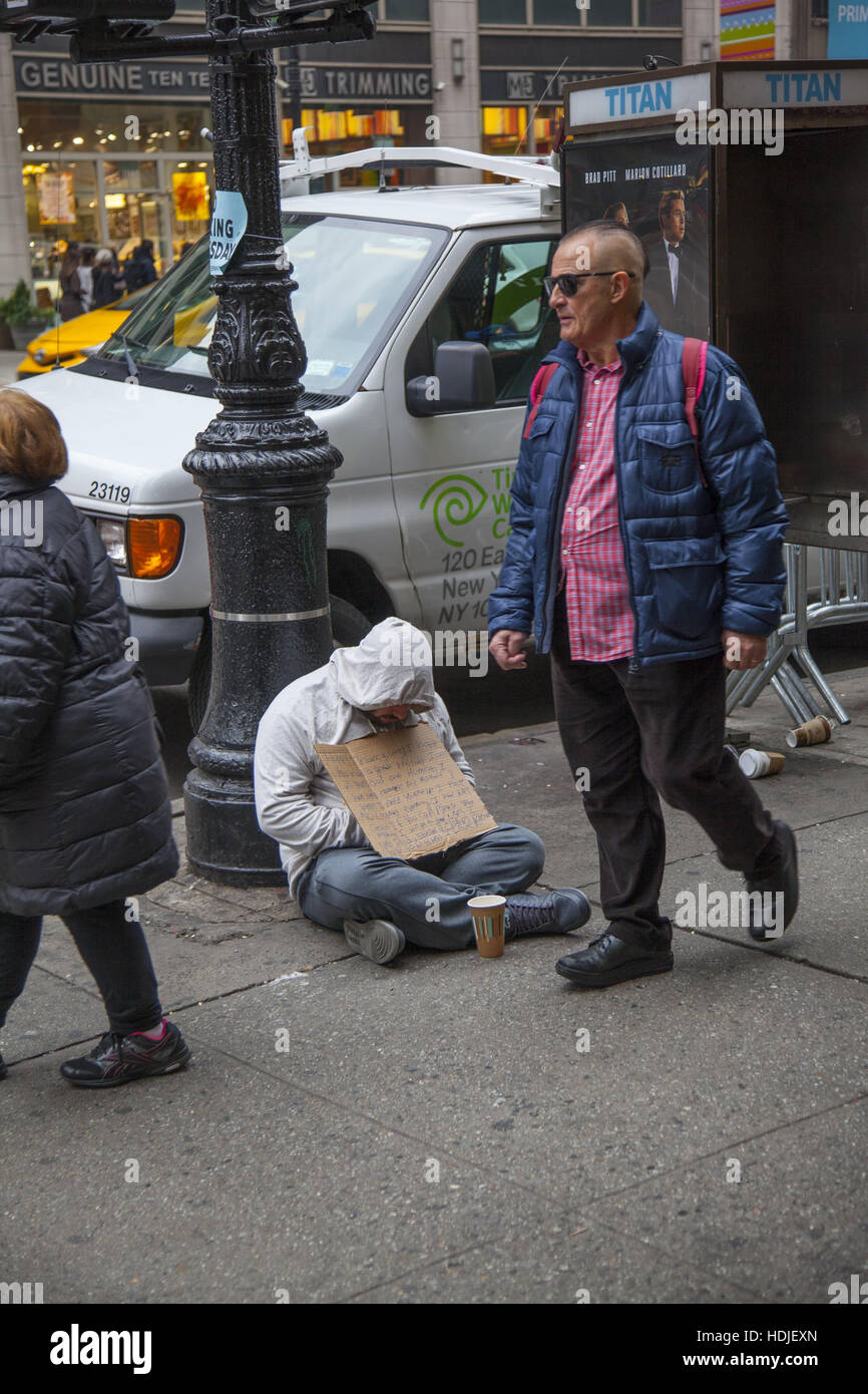 Les sans-abri mendier de l'aide avec des signes sont une sifght ces jours dans le centre de Manhattan, New York City. Banque D'Images