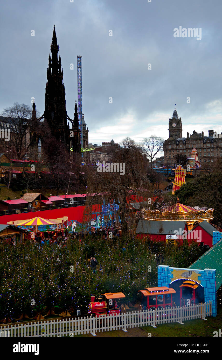 Noël illuminations et feux d'édimbourg fun fair, à l'Est des jardins de Princes Street, l'Écosse Royaume-uni 2016 Banque D'Images