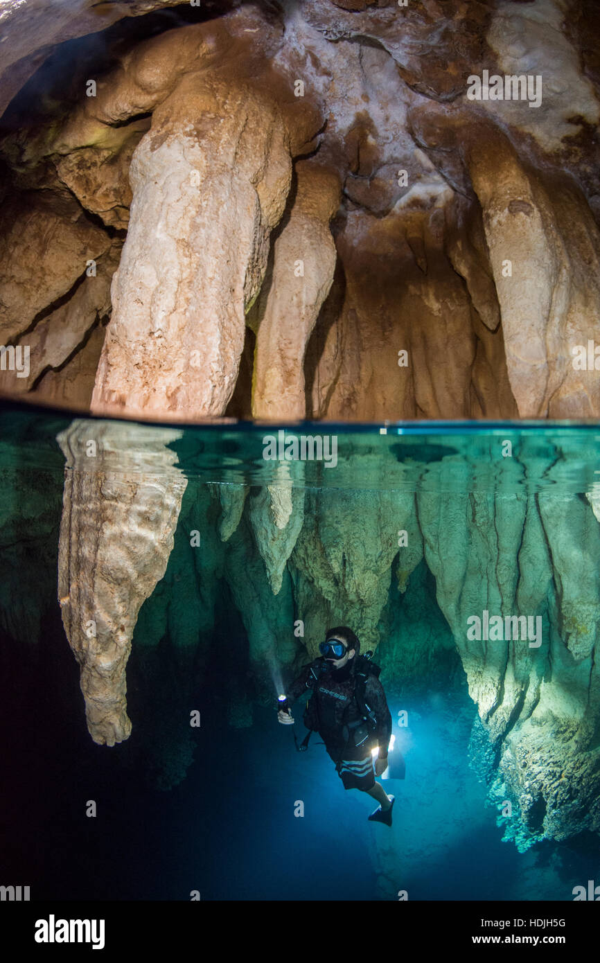 Scuba Diver en Chandelier cave, aux Palaos Banque D'Images