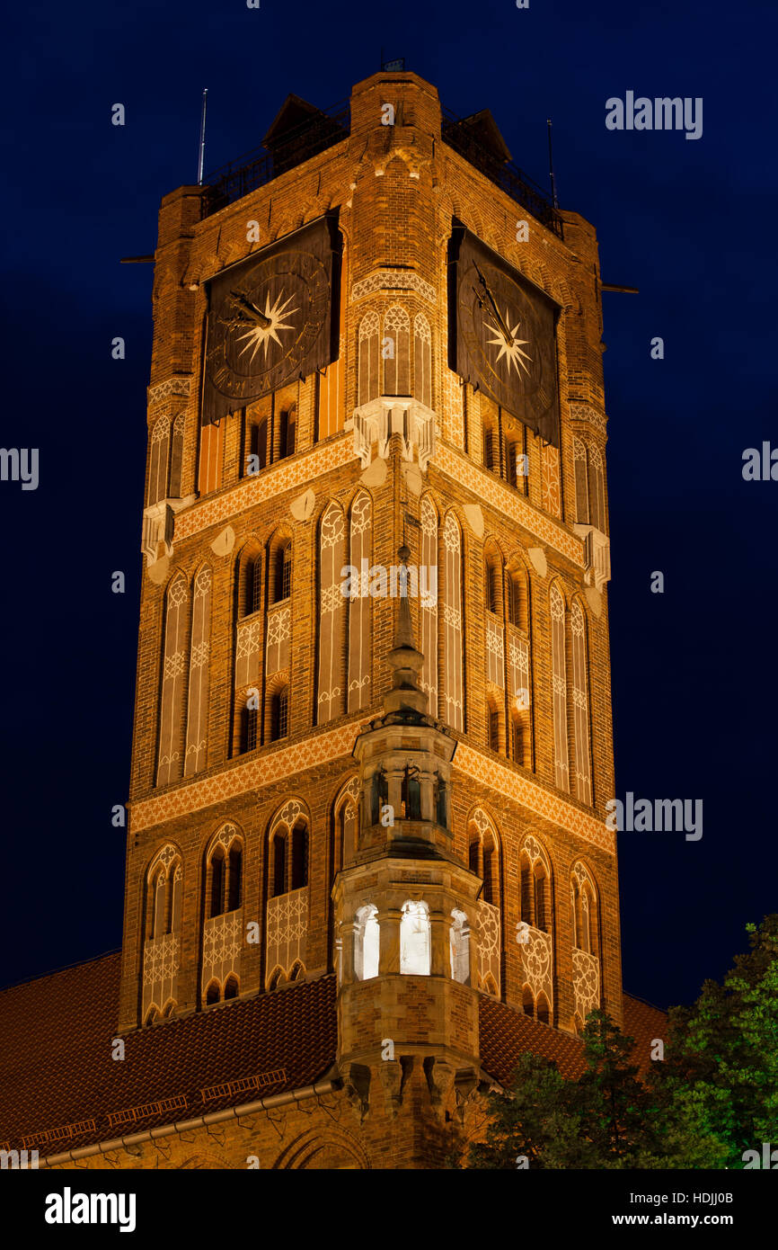 Tour de la vieille ville de ville de nuit à Torun, Pologne, l'Europe. L'architecture gothique datant du xiiie siècle. Banque D'Images