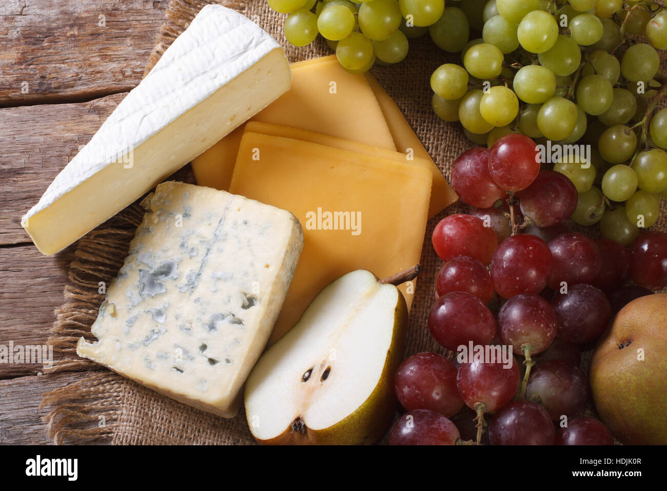 Le fromage et les fruits moulés sur la table horizontale vue du dessus. Banque D'Images