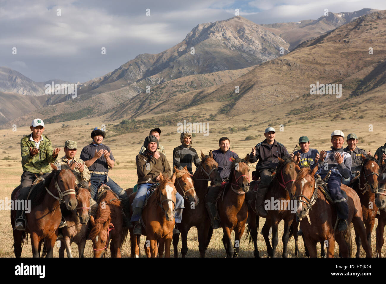 Les cavaliers de prier et rendre grâce après jeu de kokpar tudabarai dans zhabably aksu Kazakhstan Banque D'Images