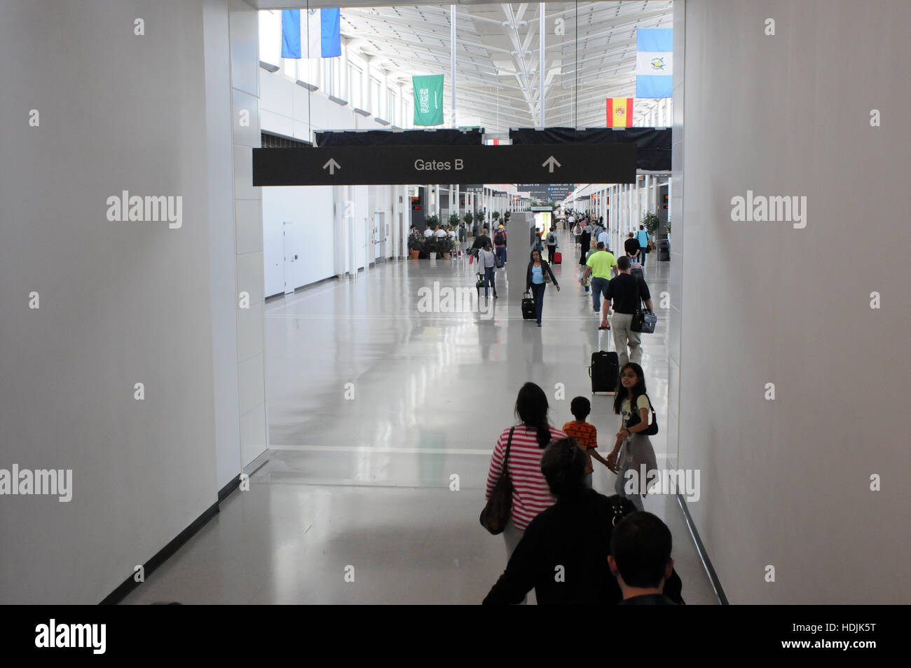 Les passagers à l'aéroport international Washington Dulles en Virginie, aux États-Unis. Banque D'Images