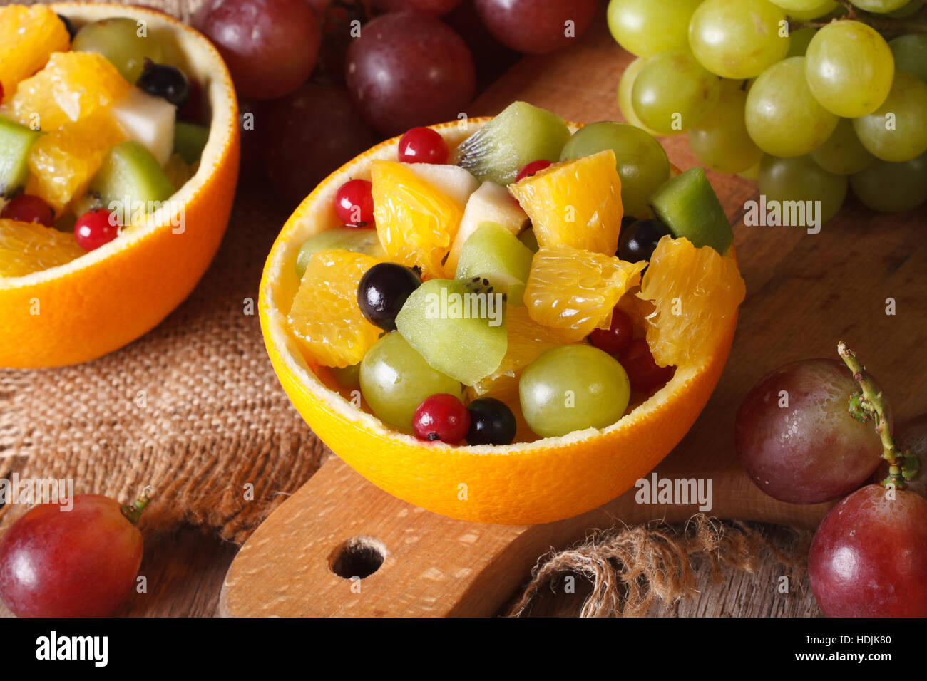Oranges farcies avec salade de fruits frais sur la table horizontale vue du dessus. Banque D'Images
