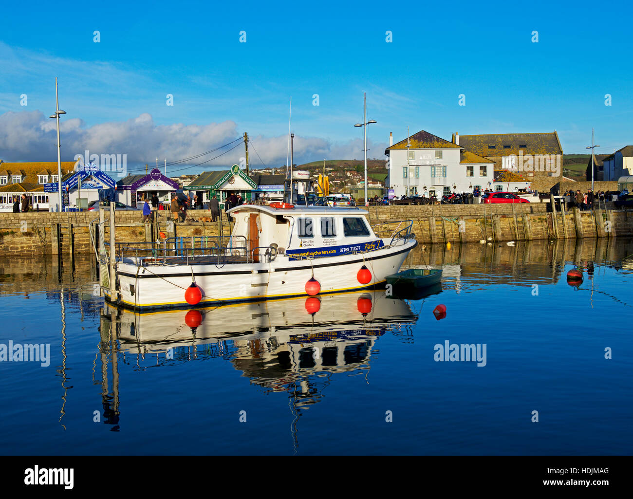 Bateau amarré dans le port, West Bay, Bridport, Dorset, Angleterre, Royaume-Uni Banque D'Images