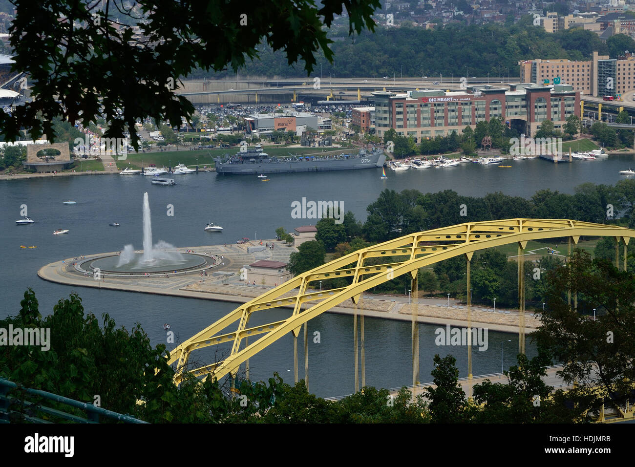 Paysage urbain, Point Park, Pittsburgh, Pennsylvanie, USA pont Fort Pitt en premier plan Banque D'Images
