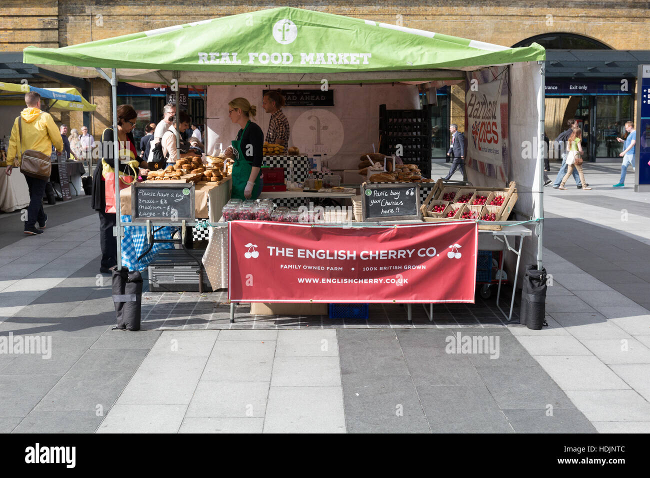 Marché de producteurs à l'extérieur de la gare de Kings Cross Banque D'Images