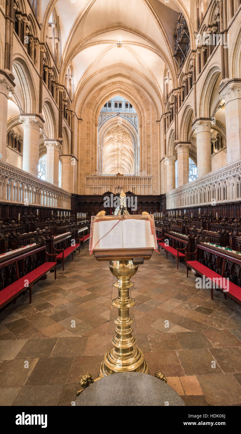 Lutrin et dans la bible quire (choeur) à la cathédrale de Canterbury, Angleterre, fondée au 6e siècle, reconstruite dans le style roman par les normands Banque D'Images