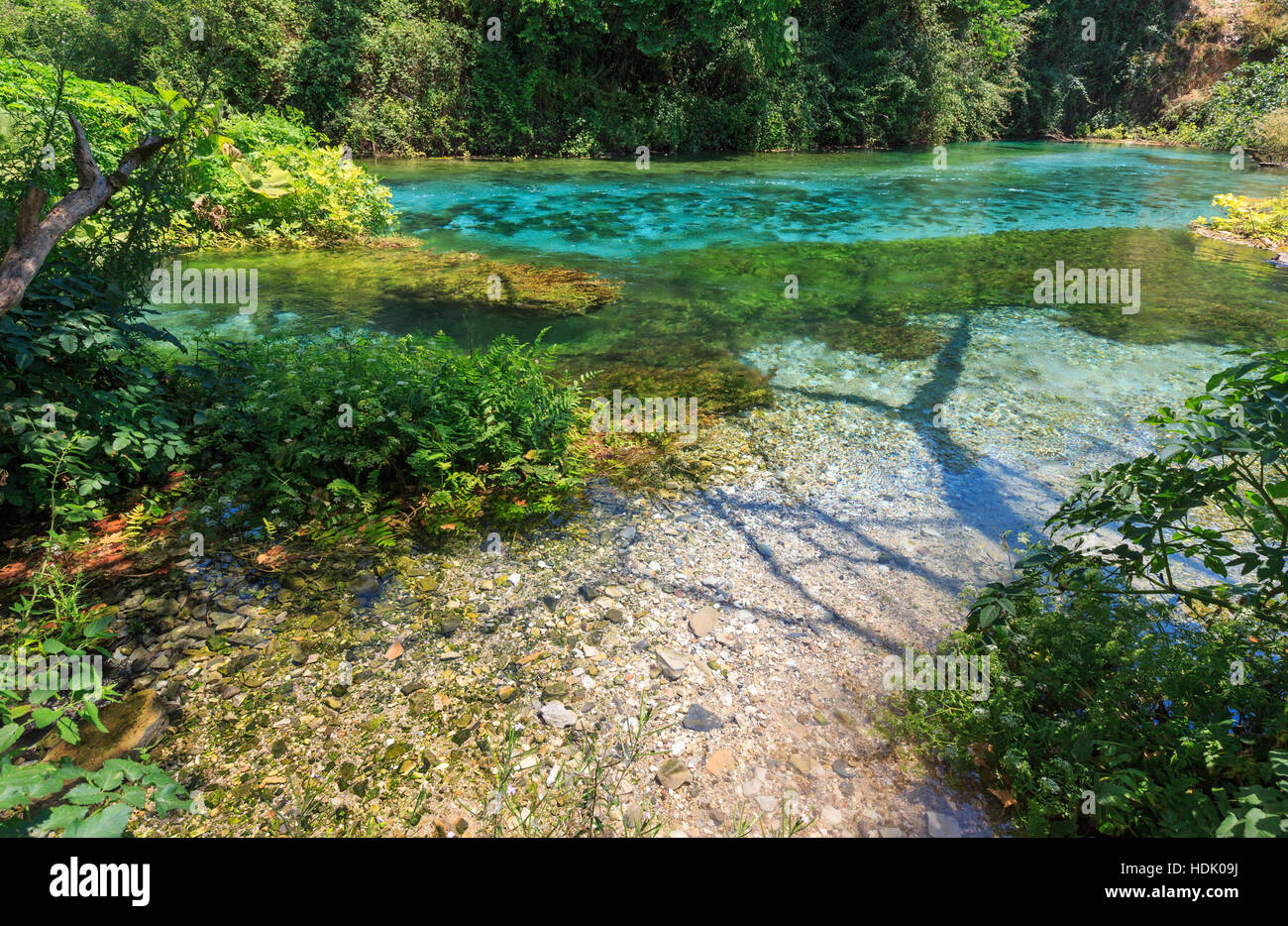 Blue Eye (printemps de l'eau) avec l'eau bleu clair vue d'été (près de Muzine à Vlore Albanie, pays). Banque D'Images