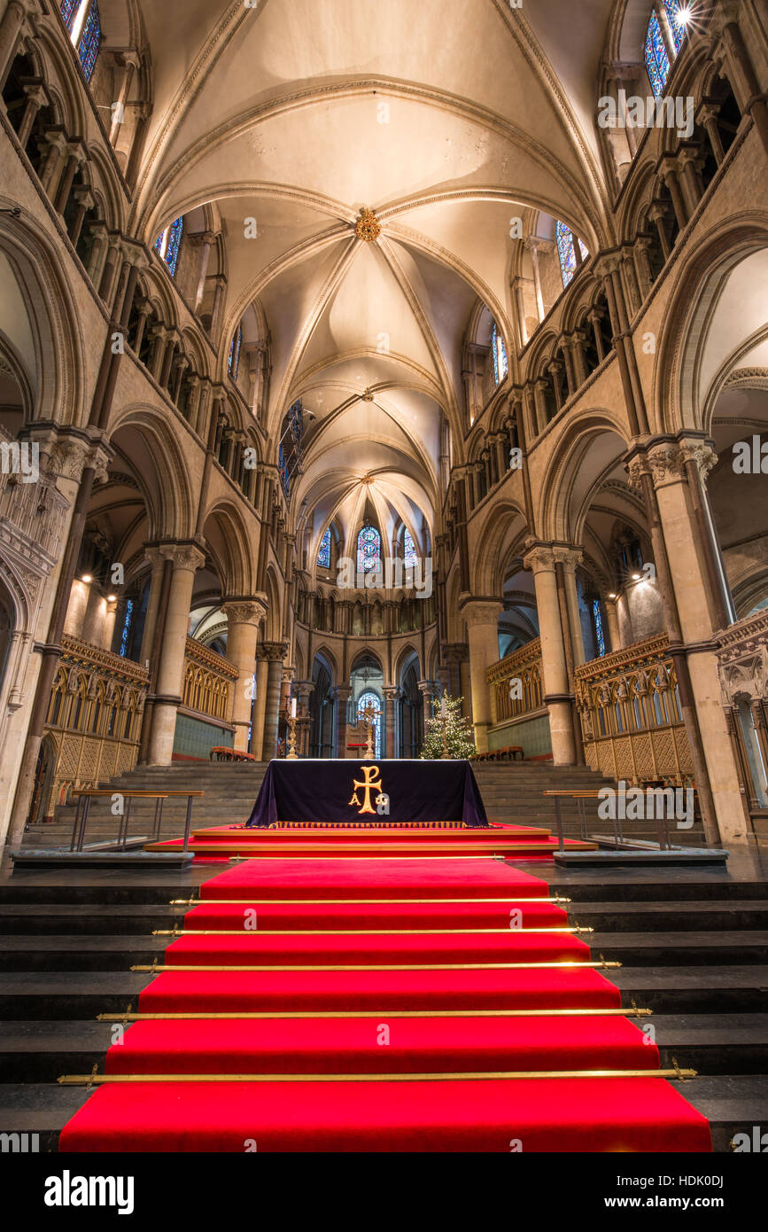 Tapis rouge et les étapes de l'autel principal à la cathédrale de Canterbury, Angleterre, fondée au 6e siècle, reconstruite dans le style roman par les normands Banque D'Images