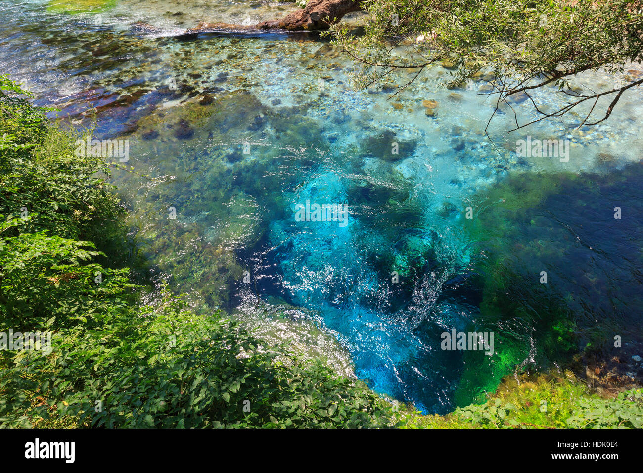 Blue Eye (printemps de l'eau) avec l'eau bleu clair vue d'été (près de Muzine à Vlore Albanie, pays). Banque D'Images