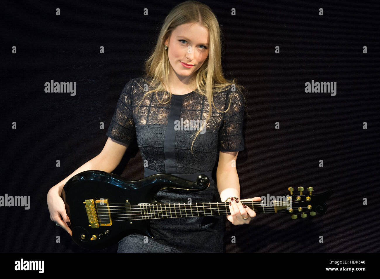 Londres, Royaume-Uni. 12 décembre 2016. Prince's Cloud guitare, est. GBP 25,000-30,000. Appuyez sur aperçu de la vente aux enchères Bonhams Entertainment Memorabilia, qui aura lieu le jeudi, 15 décembre 2016. Banque D'Images