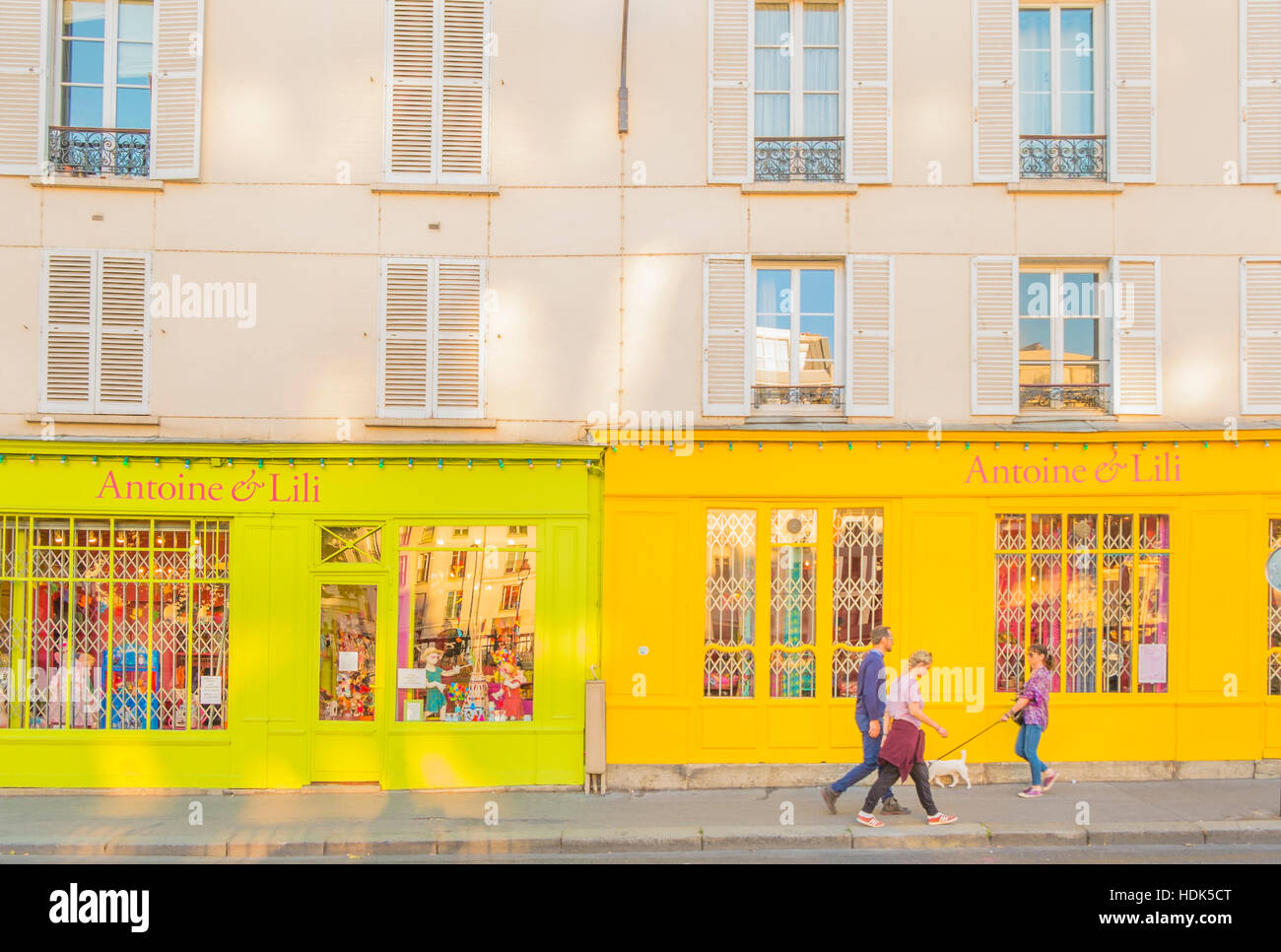 Scène de rue au crépuscule devant antoine et lili stores, quai de Valmy Banque D'Images