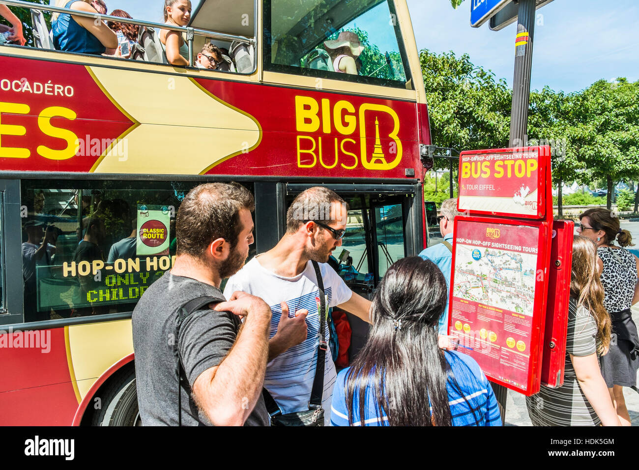 Les touristes à la tour Eiffel de l'arrêt de bus sightseeing tours big bus Banque D'Images