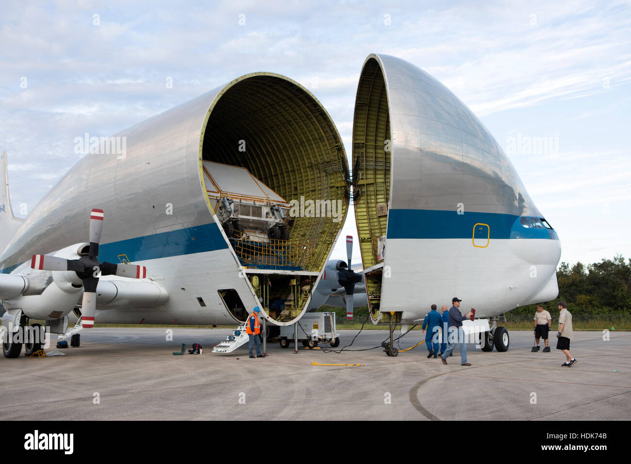 L'Aero Spacelines Super Guppy LA NASA avion de transport de fret arrive au Centre spatial Kennedy atterrissage transportant l'équipage d'essais structuraux module Orion article en préparation de sa mission d'Exploration 1 lancer au sommet du système de lancement spatial rocket 15 novembre 2016 à Merritt Island, en Floride. Banque D'Images