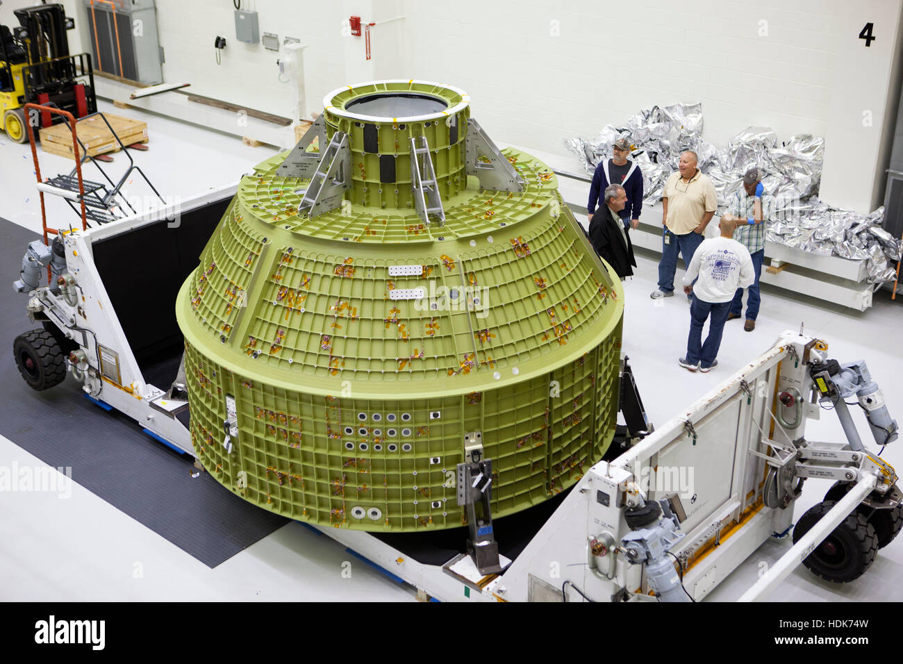 Les techniciens de Lockheed Martin déposer le revêtement de protection de l'équipage d'essais structuraux module Orion article à l'arrivée au Centre spatial Kennedy Neil Armstrong Bâtiment des opérations et des vérifications le 15 novembre, 2016 à Merritt Island, en Floride. Le vaisseau Orion va lancer au sommet de la fusée de lancement spatial de la NASA pour l'exploration du système de Mission 1. Banque D'Images