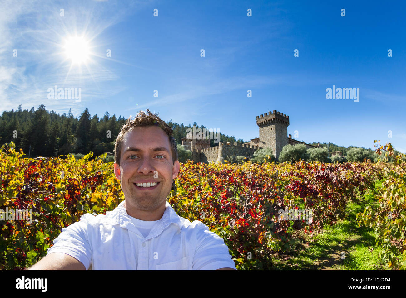 Napa Valley, Californie - Novembre 08 : prendre une avec l'selfies Castello d''Amorosa en arrière-plan. 08 novembre 2016, Napa Valley, Californ Banque D'Images