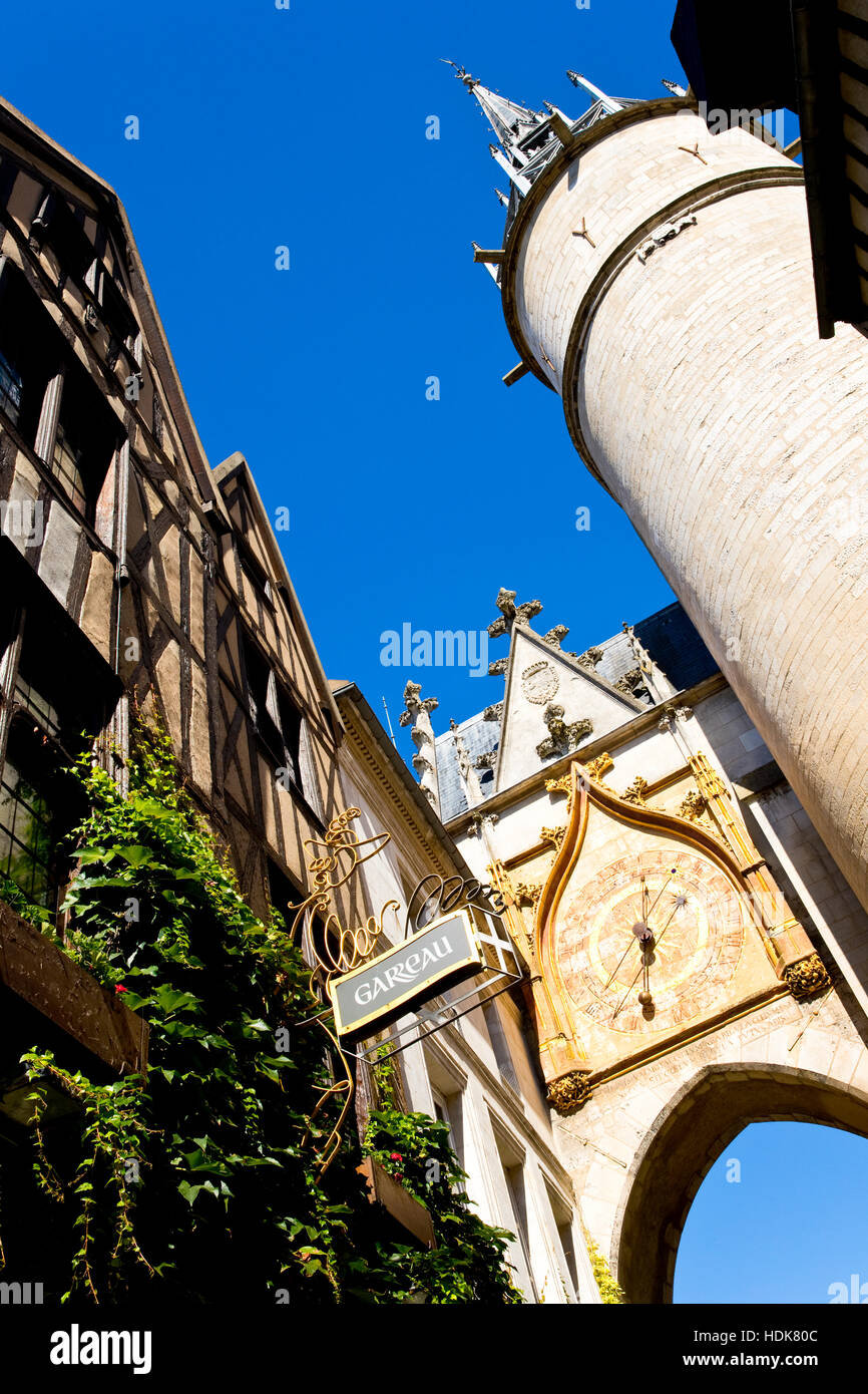 Tour de l'horloge dans le centre d'Auxerre, Bourgogne, France Banque D'Images