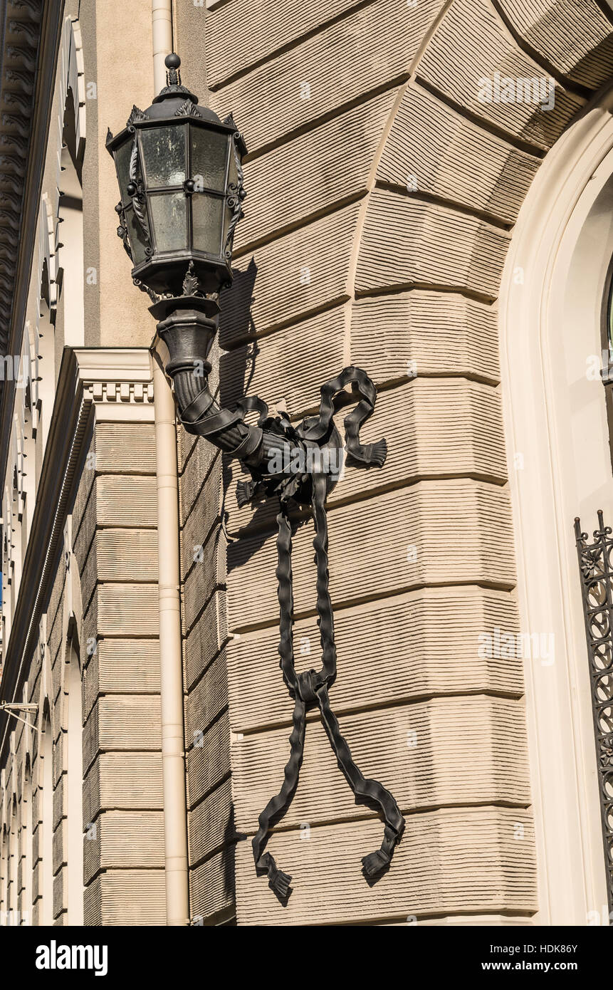 Forgé Antique lanterne sur le mur d'un bâtiment à Riga Banque D'Images