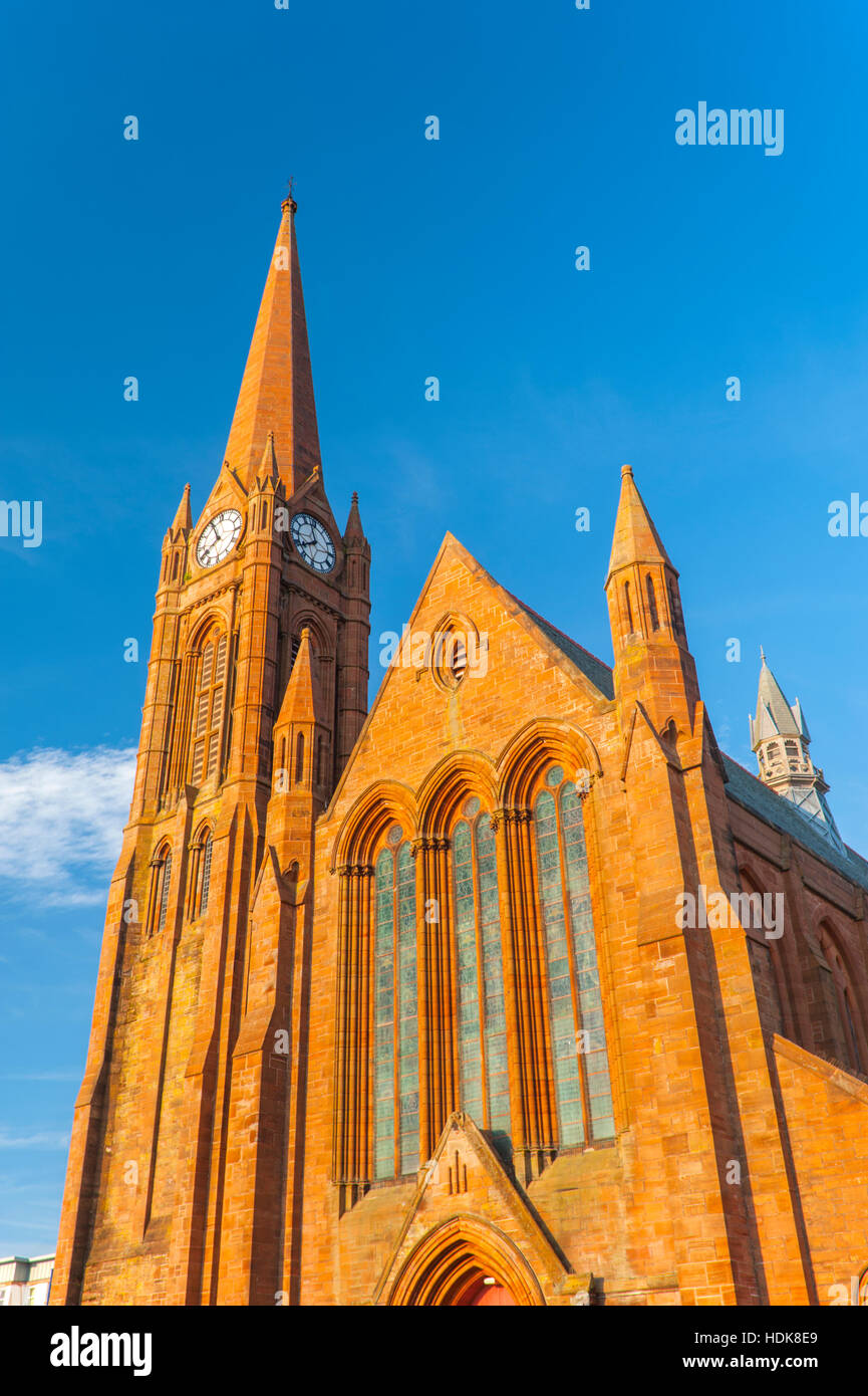 Largs sur la côte de Clyde Ayrshire. Église de la paroisse de St Columba au coucher du soleil. Banque D'Images