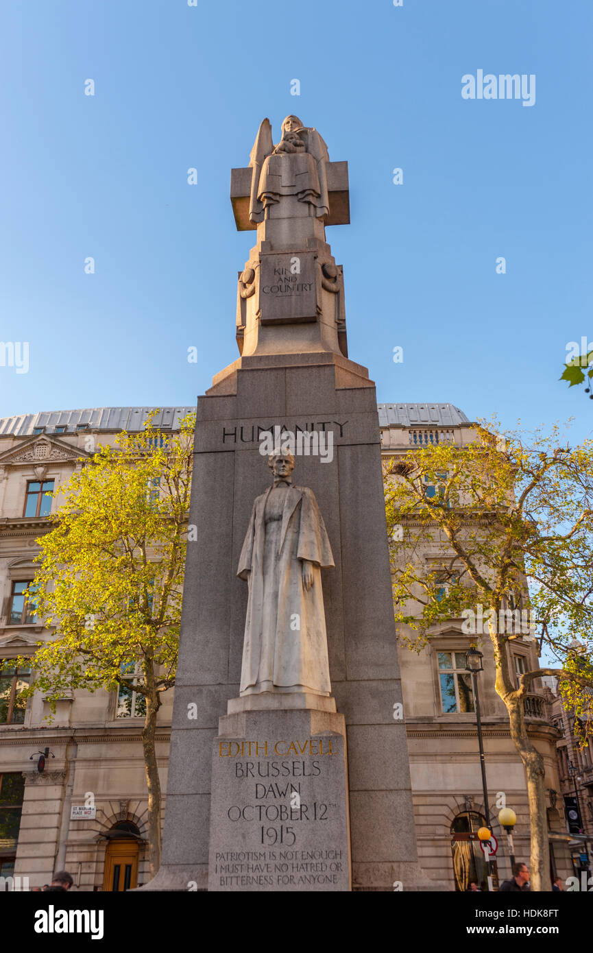 Statue à l'extérieur de saint martins Edith Cavel dans le domaine Trafalgar Square de Londres. Banque D'Images