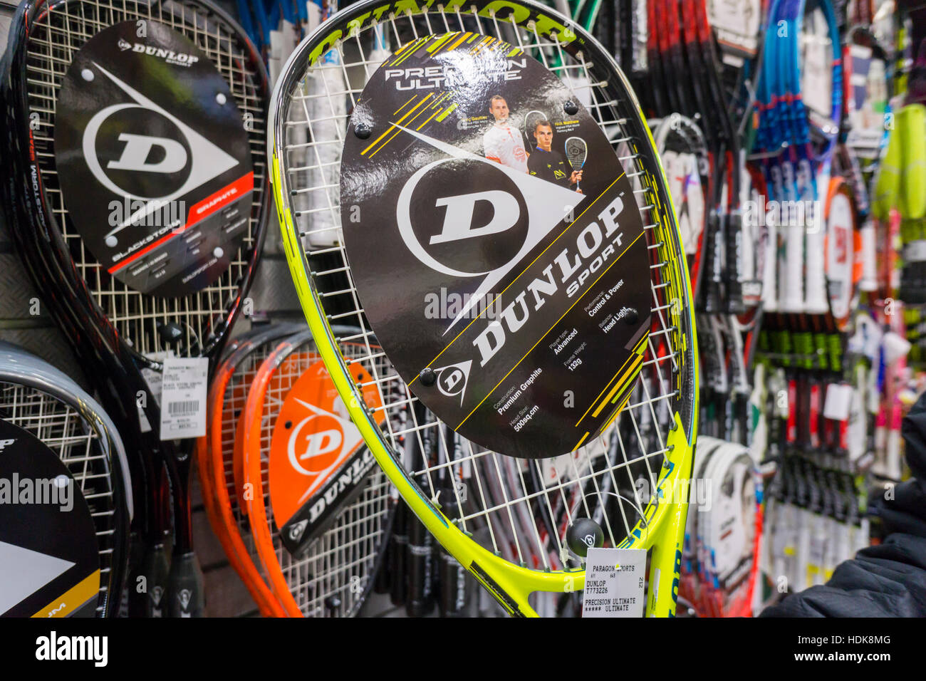 Dunlop raquettes de marque dans un magasin d'articles de sport à New York  le Mercredi, Décembre 7, 2016. En raison de la diminution de la  participation des jeunes dans les sports d'équipe