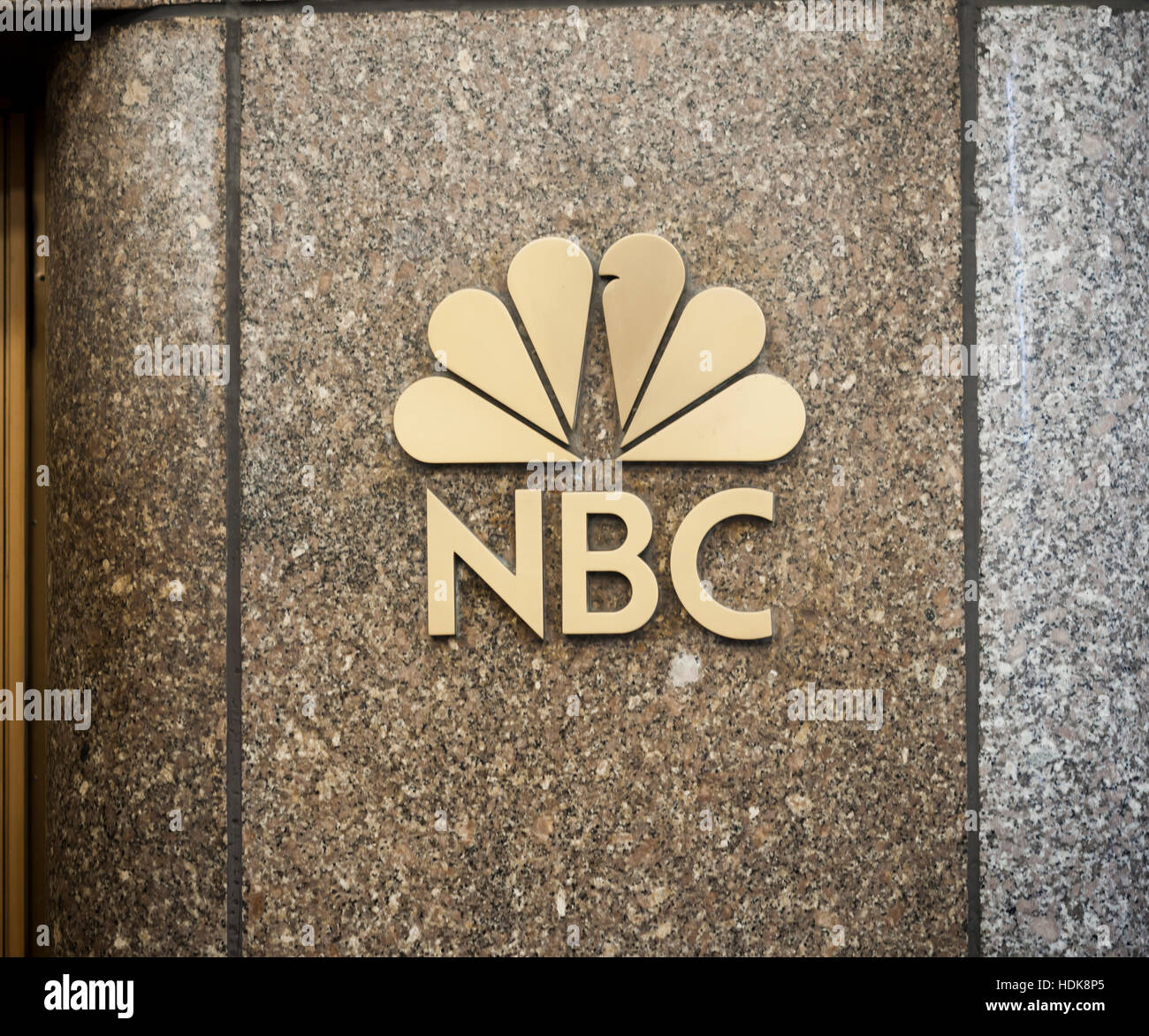 Logo de la CCBN est vu dans le Rockefeller Center de New York le vendredi 9 décembre 2016. Le président élu, Donald Trump devrait rester comme producteur exécutif de "l'Apprenti", indiquée sur NBC, même après qu'il entre en fonction. La dernière incarnation de l'émission, "Celebrity Apprentice", est diffusé le 2 janvier 2017 après un hiatus de deux ans et dispose d'Arnold Schwarzenegger dans le rôle d'Atout. (© Richard B. Levine) Banque D'Images