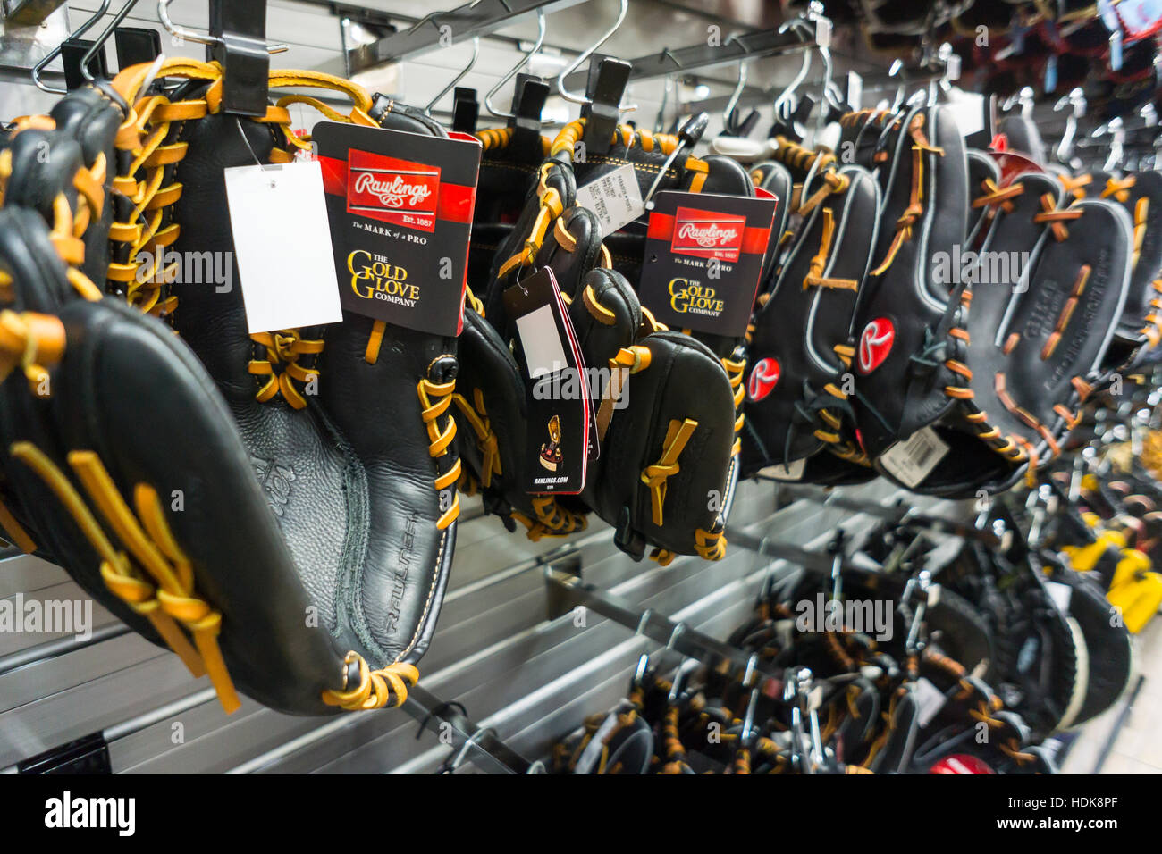 Une marque de gants de baseball Rawlings dans un magasin d'articles de sport à New York le Mercredi, Décembre 7, 2016. En raison de la diminution de la participation des jeunes dans les sports d'équipe par les ventes d'articles de sport ont atteint des niveaux record. L'ordre de 6 à 17 ans s'oriente vers la technologie et les jeux vidéos.Newell Marques est signalé à être intéressés par la vente de sa marque de Rawlings. (© Richard B. Levine) Banque D'Images