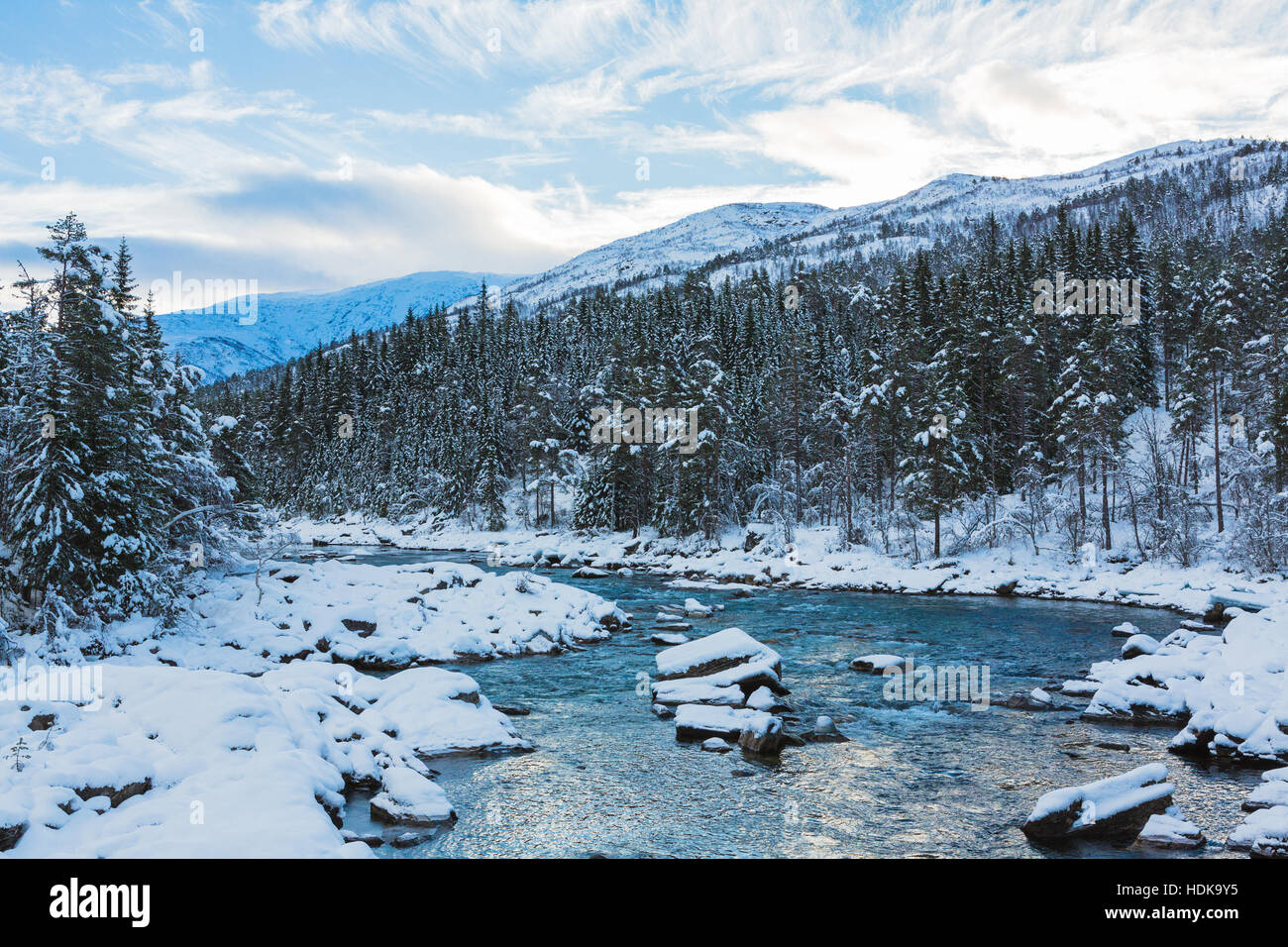 Rivière de montagne en hiver. Hordaland, Norvège. Banque D'Images