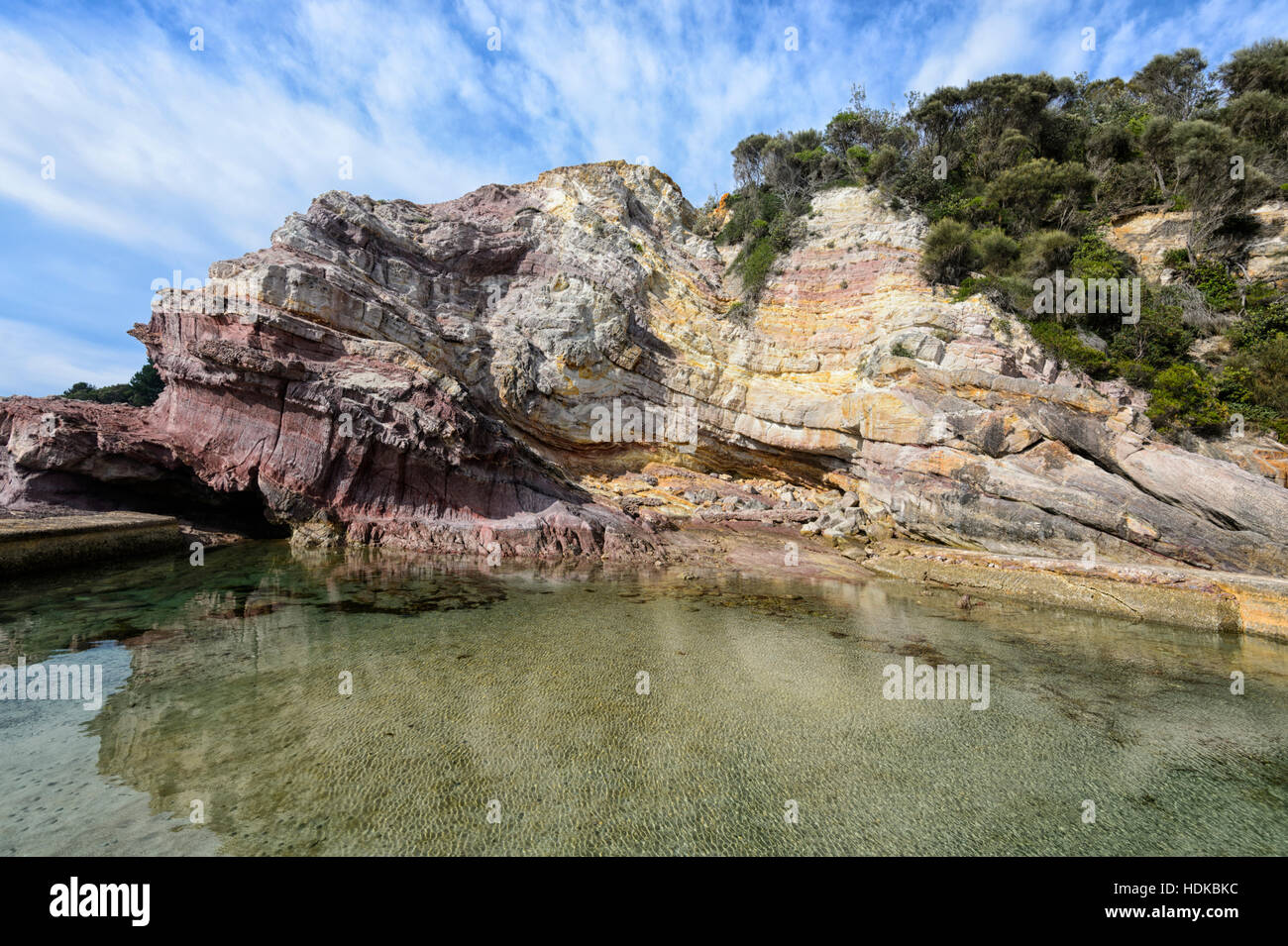 Eden Rock extérieure à côté de formations de roches sédimentaires paléozoïques de la partie Rumes complexe d'accrétion, Côte Sud, New South Wales, NSW, Australie Banque D'Images