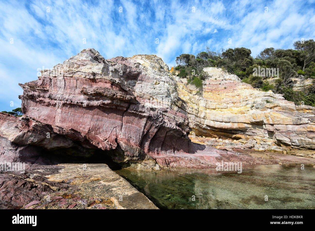 Eden Rock Pool, à côté des formations de roche sédimentaire paléozoïque, une partie de l'Avelgem complexe d'accrétion, Côte Sud, New South Wales, NSW, Australie Banque D'Images