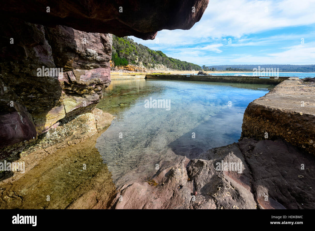 Voir l'Eden Rock de piscine à partir de l'intérieur d'une grotte, Côte Sud, New South Wales, NSW, Australie Banque D'Images