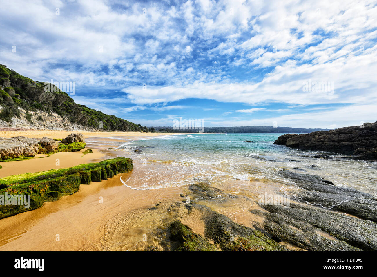 Avis de Aslings Beach, vu de la piscine dans les rochers, Aslings Beach, Eden, Côte Sud, New South Wales, NSW, Australie Banque D'Images