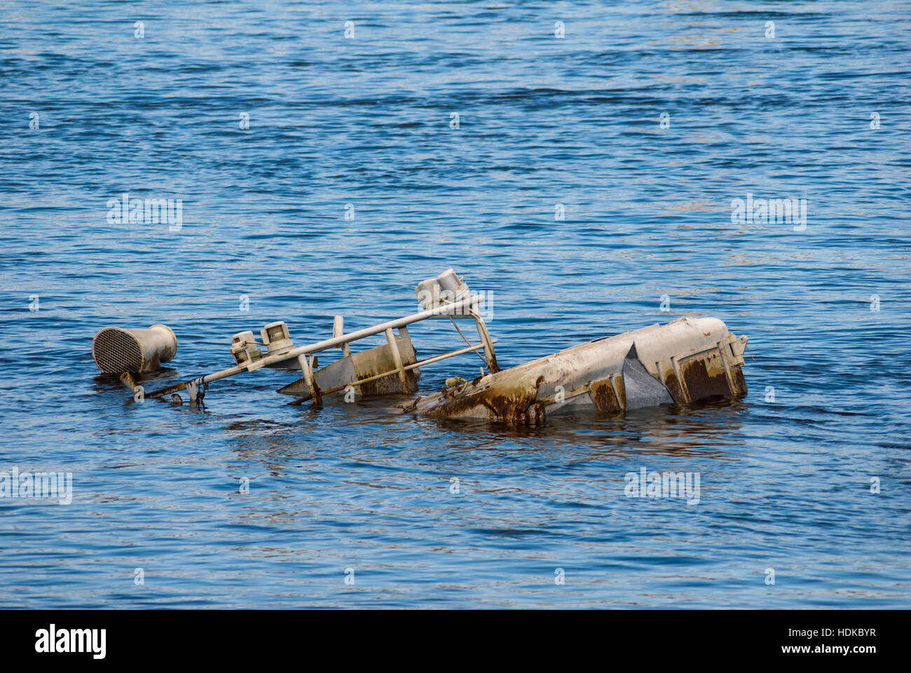 Rusty naufrage bateau dans un fleuve bleu Banque D'Images