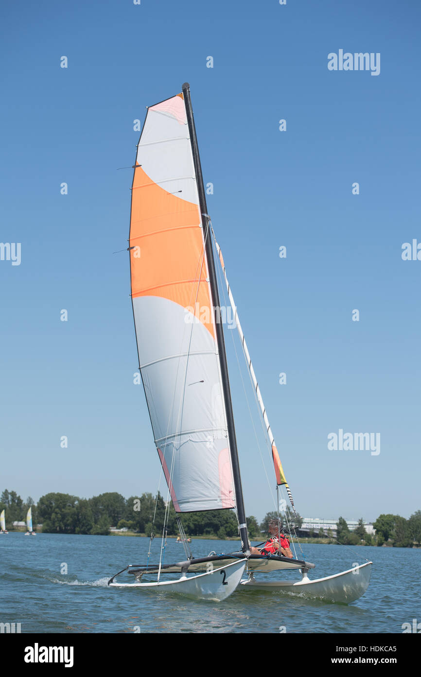 La voile sur un lac - été et thème sports Banque D'Images