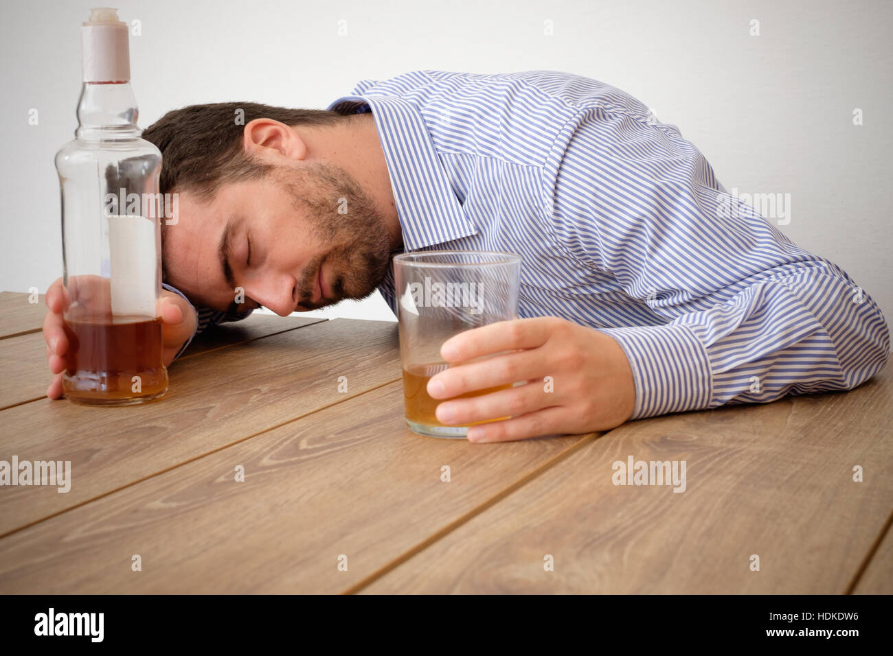 Une dépendance à l'alcool l'homme se sentir mal Photo Stock - Alamy
