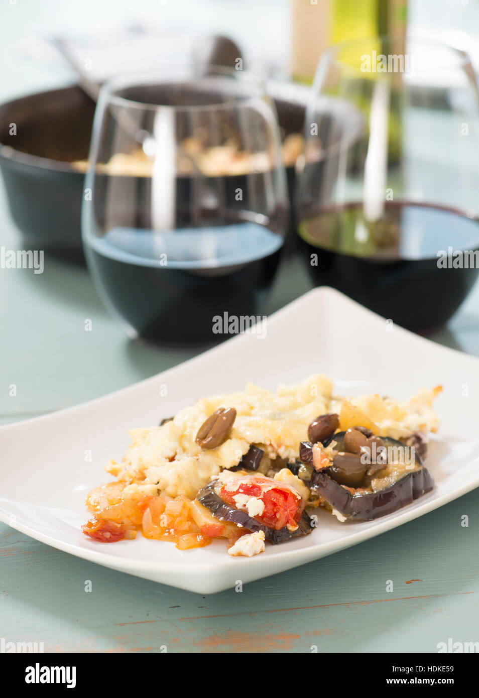 Moussaka végétarienne sur table servi avec du vin rouge. La cuisine grecque traditionnelle. Banque D'Images