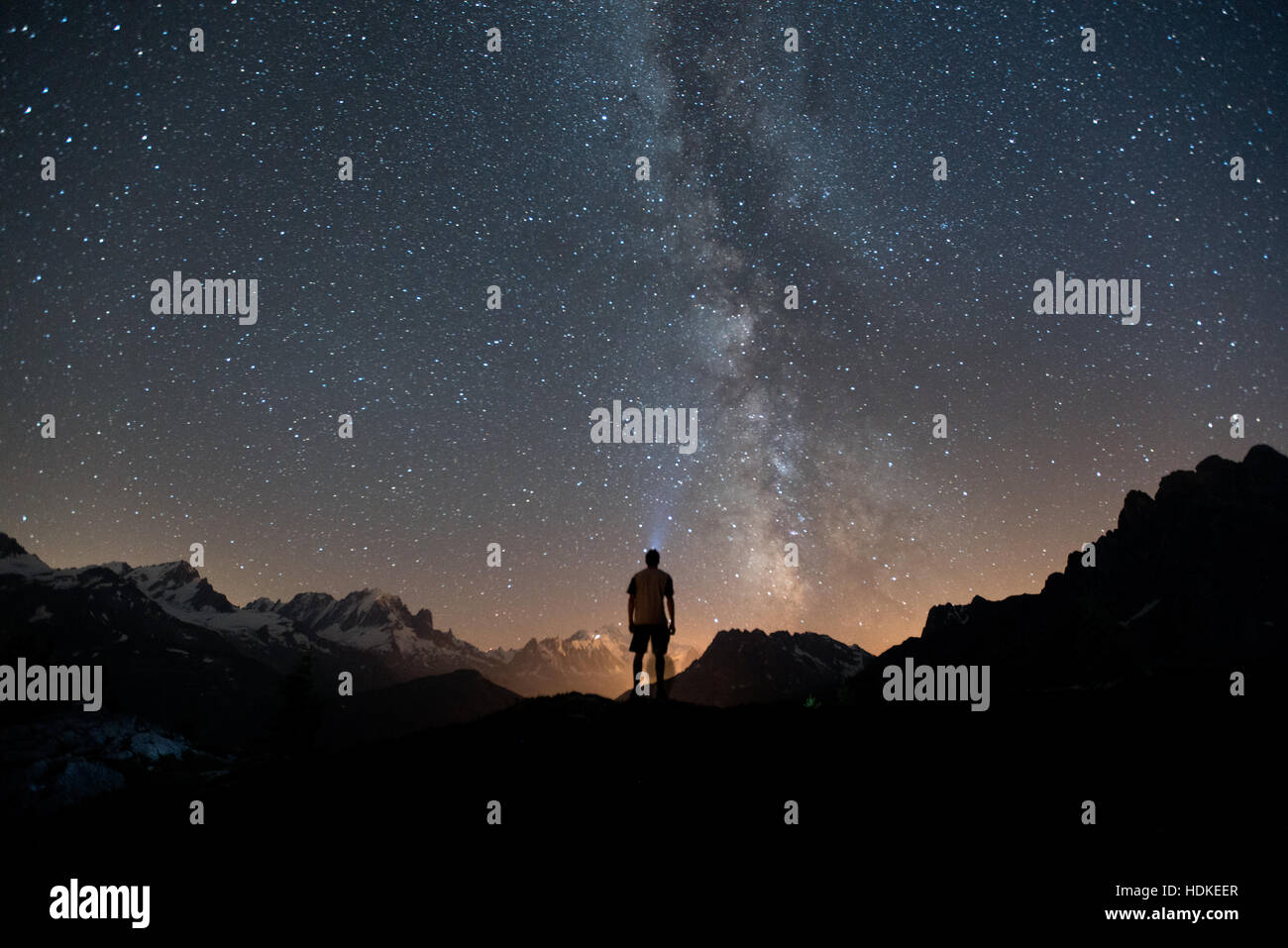 Voie lactée. Ciel de nuit avec des étoiles et silhouette d'un homme Banque D'Images
