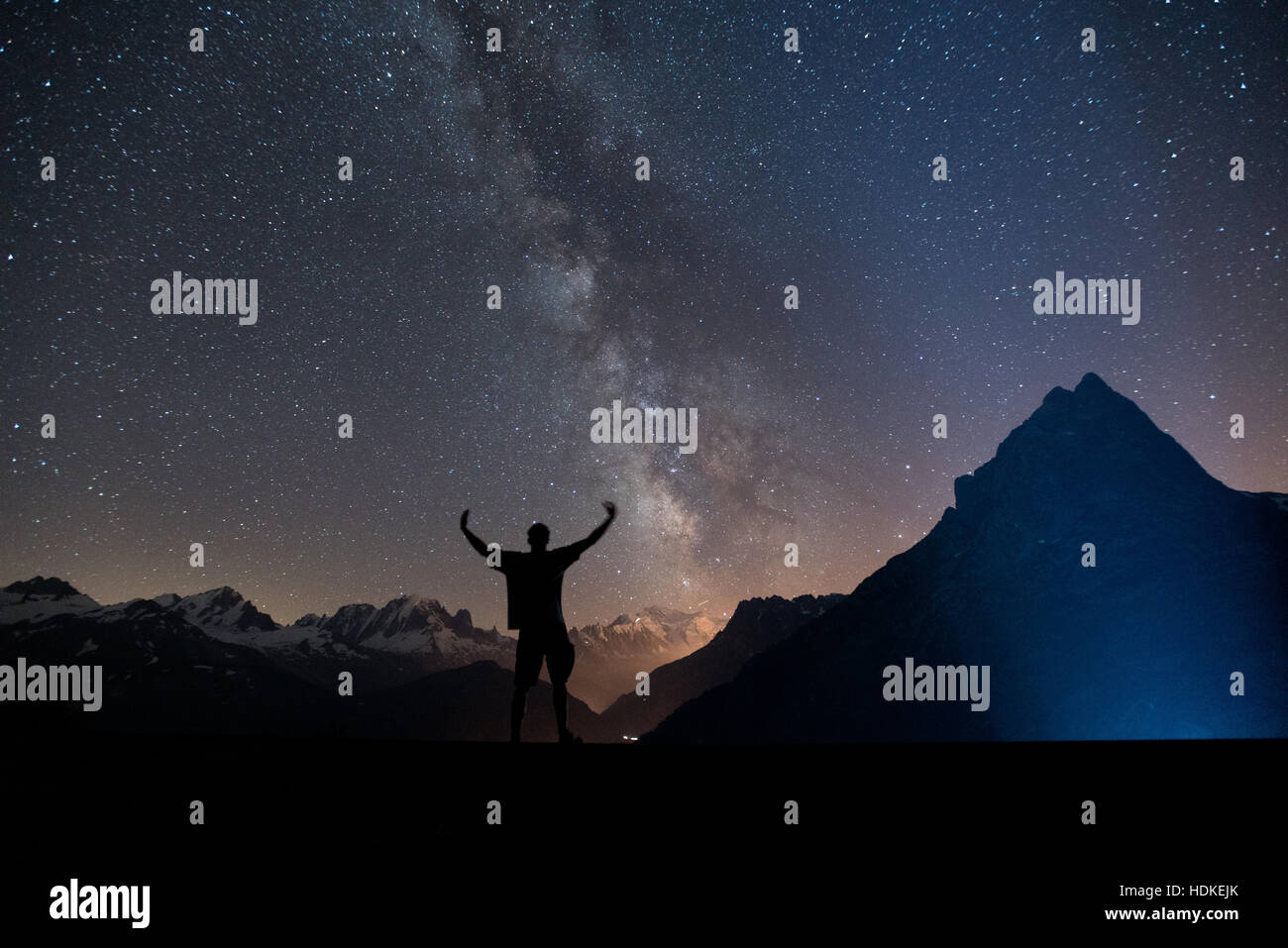 Voie lactée. Ciel de nuit avec des étoiles et silhouette d'un homme Banque D'Images